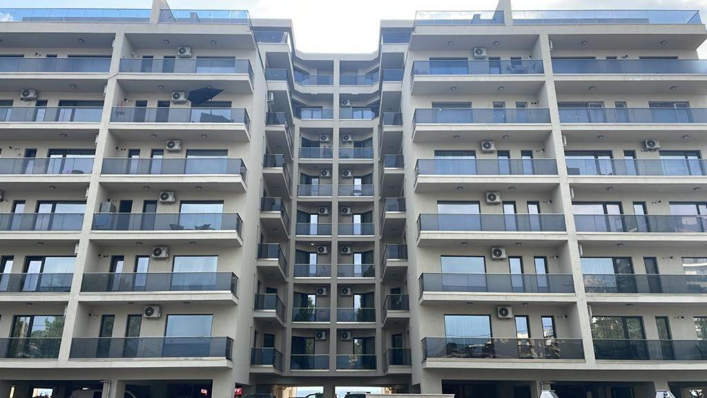 Ini Solid House Butoaie